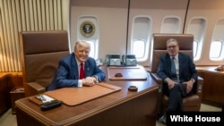 2025年7月28日,美国总统特朗普在乘坐“空军一号”专机前往苏格兰洛西茅斯皇家空军基地途中与英国首相斯塔默交谈。(白宫照片)