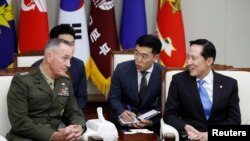 美国参联会主席邓福德上将与韩国国防部长官宋永武在首尔的韩国国防部会谈。(2017年8月14日)