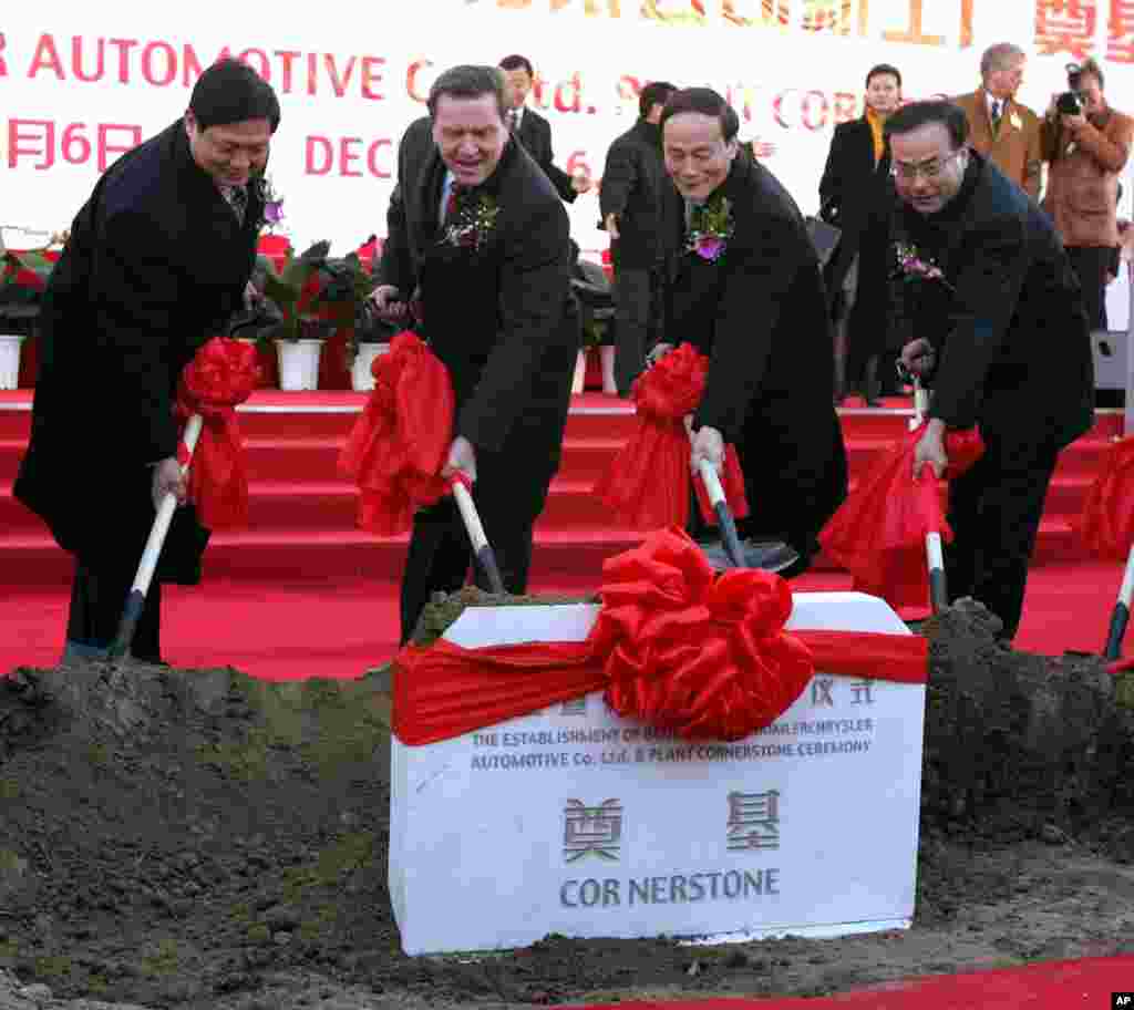 2004年12月6日,北京市委书记刘琪(左一),北京市长王岐山(左三),北京市委秘书长孙政才(右)和德国总理施罗德在北京的梅赛德斯-奔驰工厂奠基典礼上铲土。有些时事评论员说,刘琪和王岐山不和,而孙政才是市委秘书长,站在市委书记一边,所以和王岐山关系不好。