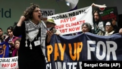 2024年11月22日,活动人士在阿塞拜疆巴库举行的第29届联合国气候大会(COP29)上示威抗议,要求发达国家“提供气候融资”。