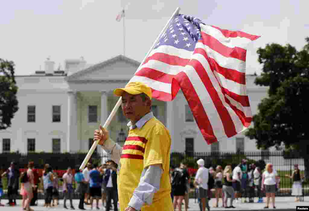 Người biểu tình hô khẩu hiệu "Tự do cho Việt Nam" bên ngoài Tòa Bạch Ốc trong lúc Tổng thống Mỹ Barack Obama gặp Tổng Bí thư đảng CSVN Nguyễn Phú Trọng, ngày 7/7/2015.