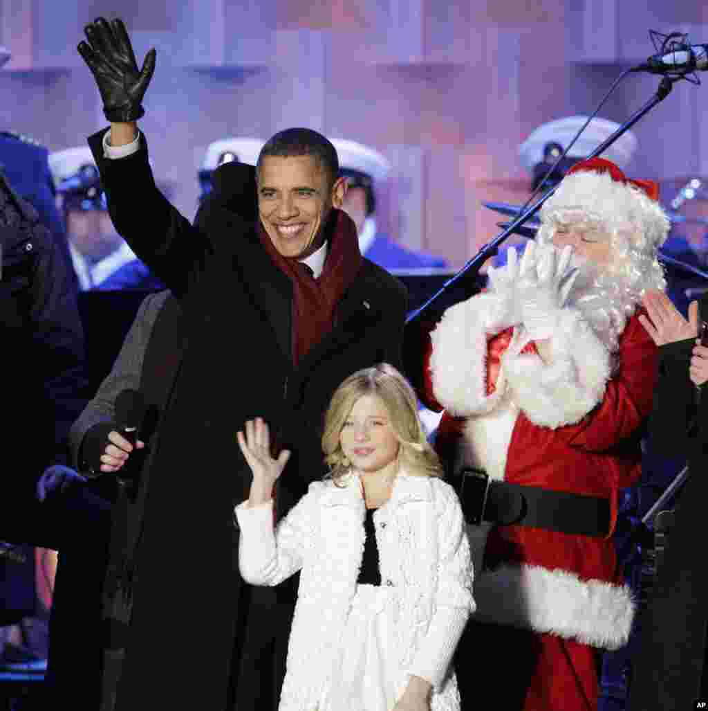 2010年12月9日,在白宫圣诞树点灯后,杰基·伊万科站在美国总统奥巴马旁边