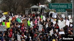 活动人士在白宫旁边示威,抗议川普总统的移民问题政令(2017年1月29日)