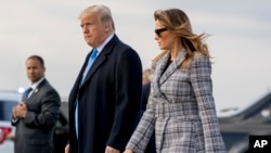 在周六一名持枪男子屠杀11名犹太信徒之后,2018年10月30日,特朗普总统和第一夫人梅拉尼娅抵达匹兹堡国际机场。