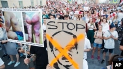 白俄罗斯民众8月17日在首都明斯克街头示威,要求卢卡申科总统下台,抗议警察暴行。