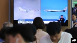 资料照:韩国首尔火车站的电视屏幕正在播放俄罗斯T-95轰炸机和中国轰-6轰炸机进入韩国防空识别区的相关新闻。(2019年7月24日)