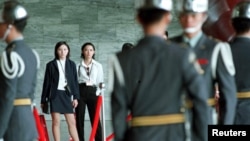 两名中国学生在台北国父纪念馆观看宪兵交接仪式。(资料照片)