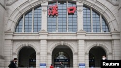 2020年1月23日,行人走过被关闭的武汉火车站。(路透社)