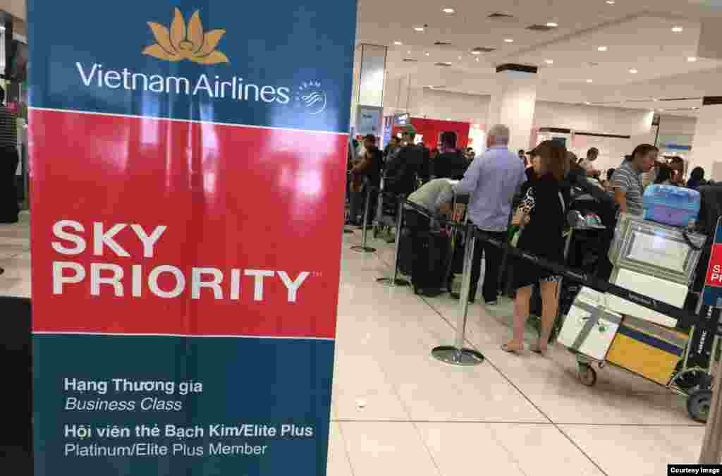 Hành khách của chuyến bay của Vietnam Airlines từ Sydney về Sài Gòn. (Ảnh: Bùi Văn Phú)