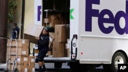资料照:一名美国联邦快递的工作人员在纽约进行递送工作。