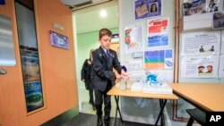 尽管新冠疫情仍在持续,英国学生还是陆续恢复上学。