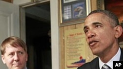 奥巴马总统1月4日在俄亥俄州克利夫兰市,左面是新任命的消费者金融保护局局长科德雷