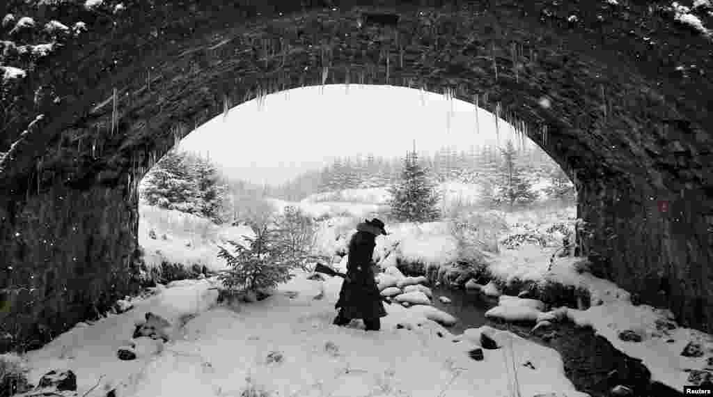Người thợ săn đi dưới chân cầu ở gần Cargan, Bắc Ireland. (Reuters)