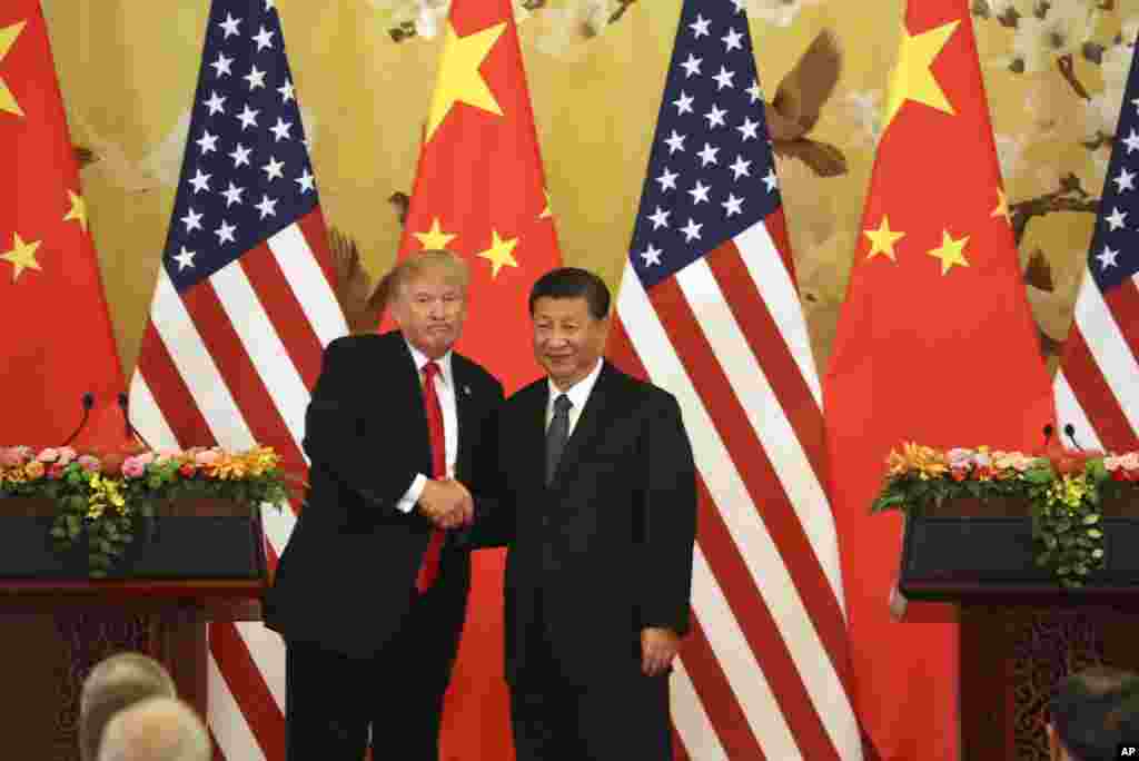 美国总统川普和中国国家主席习近平在北京人民大会堂的记者会上握手(2017年11月9日)。 两位领导人在会谈后的媒体会上分别宣读了各自的声明,然后立即离开了会场,没有回答在场记者们的提问。