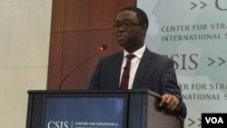 资料照片:阿德耶莫在担任负责国际经济的副国家安全顾问时在华盛顿的一个智库发表讲话。(美国之音莉雅拍摄)