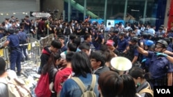 黄之锋等学生领袖26号在旺角被警方拘捕前(美国之音海彦拍摄)