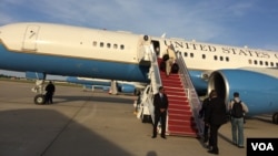 克里专机在安德鲁斯空军基地准备起飞(美国之音莉雅拍摄)