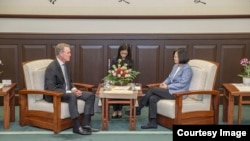 台湾总统蔡英文2018年6月1日在总统府会见美国共和党籍参议员戴维·珀杜。(台湾总统府照片)