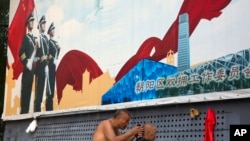 北京街头的宣传板宣扬保卫祖国(2016年7月27日)