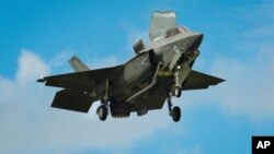 美国F-35战机2016年7月12日在法恩伯勒航空展上首次单独亮相。