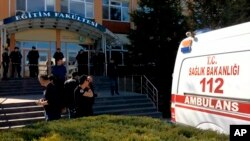 Nhân viên an ninh tại cổng trường đại học Osmangazi sau khi một nghiên cứu sinh bắn chết 4 nhân viên của trường đại học ở Eskisehir Osmangazi ở miền Trung Thổ nhĩ kỳ hôm 5/4/2018 (DHA-Depo Photos via AP)