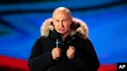 俄罗斯总统普京周日在莫斯科克里姆林宫附近举行的一个集会上讲话。(2018年3月18日)