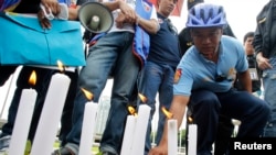 2013年8月23日,一位当地警察向2010年公车人质事件的受害人献花