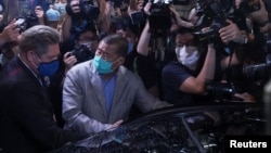 香港苹果日报创始人黎智英周三获保释离开警局。(2020年8月12日)