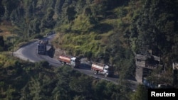 加德满都郊外山路上驶往中国-尼泊尔边界吉隆关口的油罐车。(资料照片)