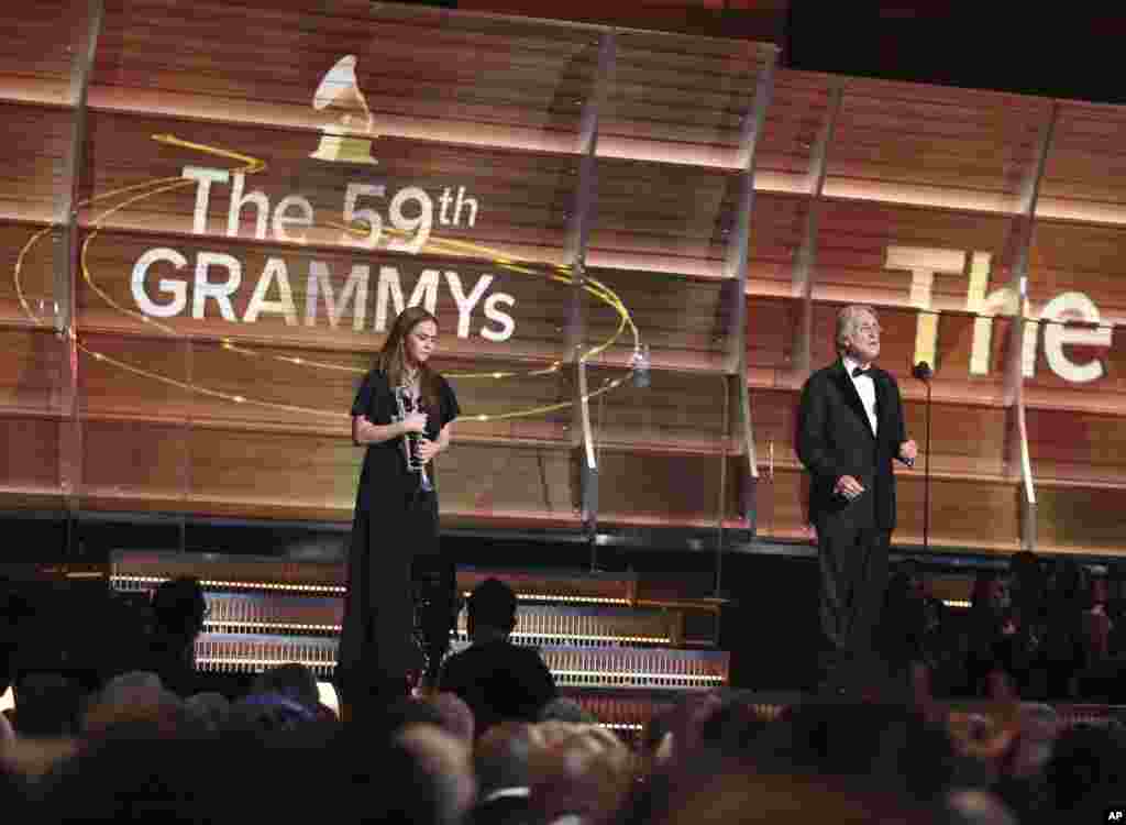 格莱美奖的主办机构美国录音学院的领导人尼尔·波特诺(右)和 Miranda Agnew 在格莱美奖典礼中讲话(2017年1月12日)。8月4日,波特诺在北京与合办单位宣布将推出2018巡回音乐会。他在典礼中表示,我们需要把我们的音乐人引进中国。  