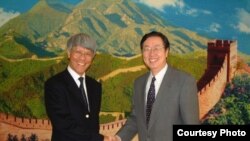 中国央行行长周小川(右侧)2003年会见香港金管局总裁任志刚(左) (香港金管局照片)