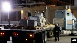 2017年4月24日,新奥尔良工人拆除自由广场纪念碑。这个纪念碑是为了纪念一些白人曾经试图推翻该市内战后组建的由黑人和白人共同组成的市政府。