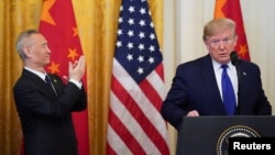 美国总统特朗普在白宫美中第一阶段经贸协议签署仪式上讲话时中国副总理刘鹤鼓掌。(2020年1月15日)