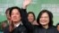 台湾总统蔡英文胜选连任后与当选副总统赖清德向支持者招手致意。（2020年1月11日）