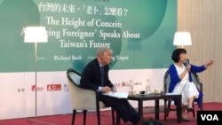 布鲁金斯研究院东亚所主任卜睿哲(左)应台湾著名作家龙应台(右)邀请,2016年5月21日在台北沙龙演讲。(美国之音齐勇明拍摄)