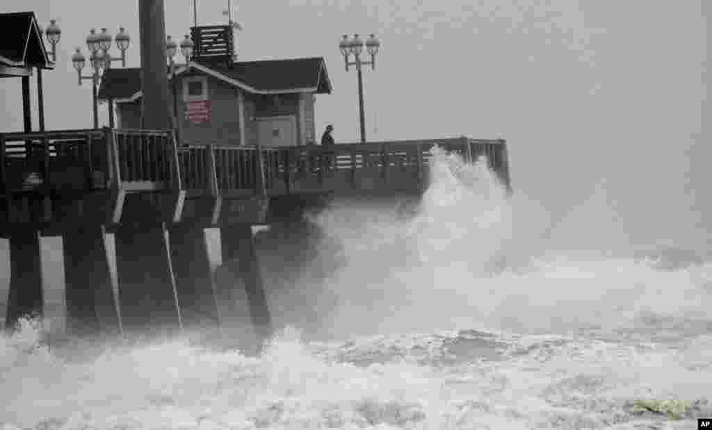 Sóng lớn đập vào cầu tàu ở Nags Head, North Carolina, ngày 27/10/2012 trong lúc bão Sandy di chuyển tới vùng bờ đông Hoa Kỳ.