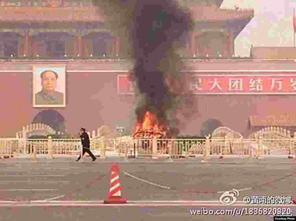 天安门爆炸起火现场 (图片来自微博网友)