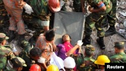 Nhân viên cứu hộ tìm được một phụ nữ còn sống sau 17 ngày trong đống đổ nát của xưởng may bị sập hôm 10/5/2013 ở Savar.