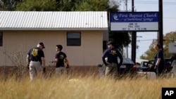 执法人员在德州教堂枪杀案现场调查。(2017年11月6日)