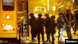 2014年11月26日国民警卫队在密苏里州弗格森,抗议进入第三个夜晚街头渐趋平静。