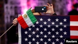 资料照:美国与伊朗国旗。