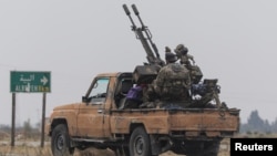 叙利亚反政府武装的一辆车辆在霍姆斯乡间行进。(2024年12月7日)