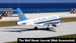 Máy bay của hãng hàng không dân dụng China Southern Airlines hạ cánh xuống đường bay Trung Quốc mới xây dựng trên bãi đá Chữ Thập ở Trường Sa hôm 6/1.