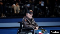 一名老兵出席2024年6月6日在法国北部诺曼底举行的登陆(D-Day)80周年纪念活动。(路透社)