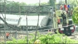 Mỹ điều tra vụ xe lửa trật đường ray gây chết người ở Philadelphia Mỹ điều tra vụ xe lửa trật đường ray gây chết người ở Philadelphia