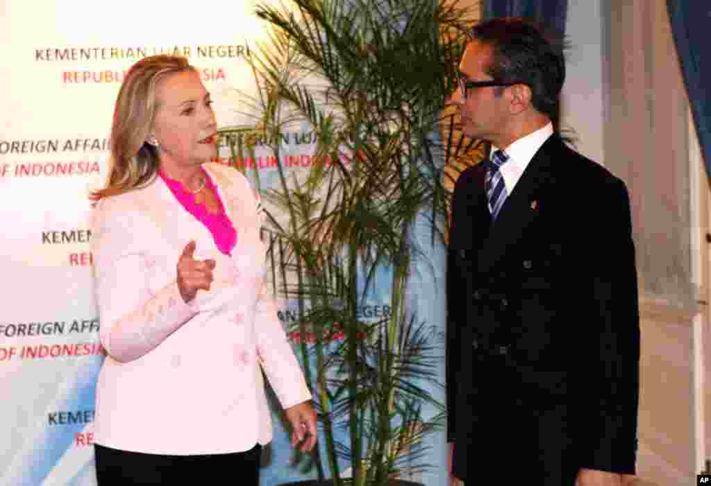 Ngoại trưởng Clinton và Ngoại trưởng Marty Natalegawa của Indonesia gặp nhau tại Jakarta, 3/9/2012. (AP Photo/Dita Alangkara)