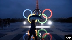 资料照片:法国巴黎艾佛尔铁塔附近的奥运五环标志。(2017年9月13日)