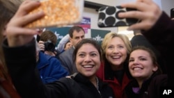 美国民主党总统参选人希拉里·克林顿星期一在爱奥华州得梅因与她的竞选办公室工作人员合影。(2016年2月1日)