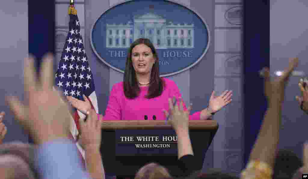 白宫新闻秘书萨拉·桑德斯(Sarah Huckabee Sanders)在每日新闻发布会上讲话(2017年7月31日)。 白宫新闻秘书萨拉·哈克比·桑德斯在谈到希克斯辞职问题时说:希克斯是“总统任职最长的助理,在他宣布竞选之前就与他共事,经历了竞选,并迈入他执政的第二年。三年过后,她找到总统,对他说,她希望离开,好去探寻白宫之外的机会。”
