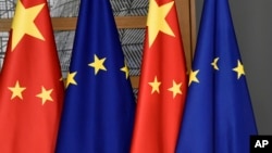 资料照片: 欧盟和中国国旗